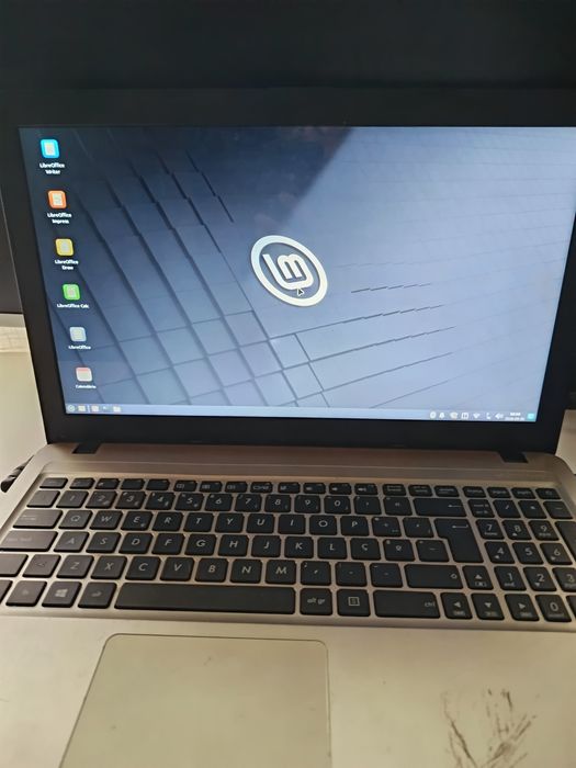 Computador usado sem bateria mas funciona e com kit básico para trabalho
