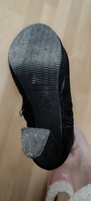 Botins pretos de salto alto número 35. Tem uns brilhantes de lado.