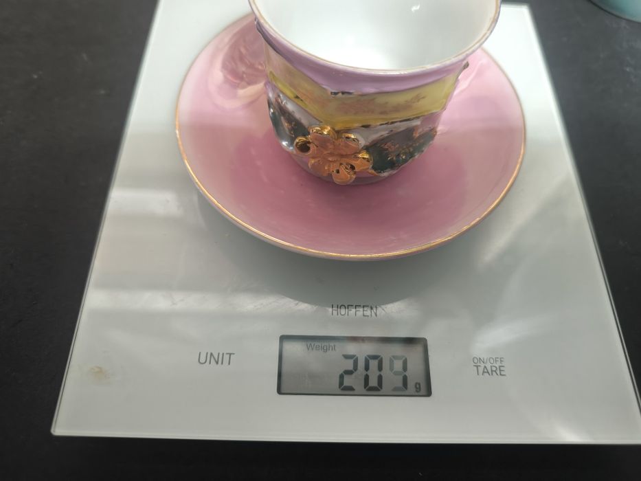 Chávena de Coleção em Porcelana – Relevos e Dourados
Elegante conjunto