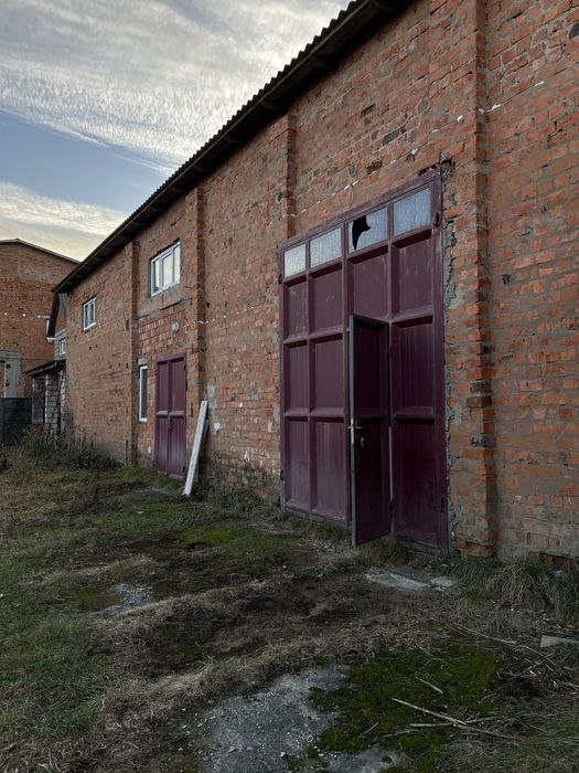 Продаж приміщення з земельною ділянкою в Новоселиці
