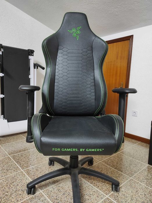Cadeira de game preta com detalhes verdes