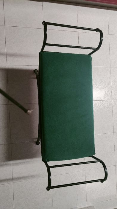 Banco forrado a verde