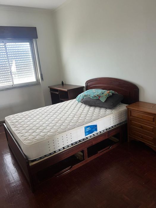 Quarto em Massamá com Excelente Localização — Despesas Incluídas e Entrada Imediata