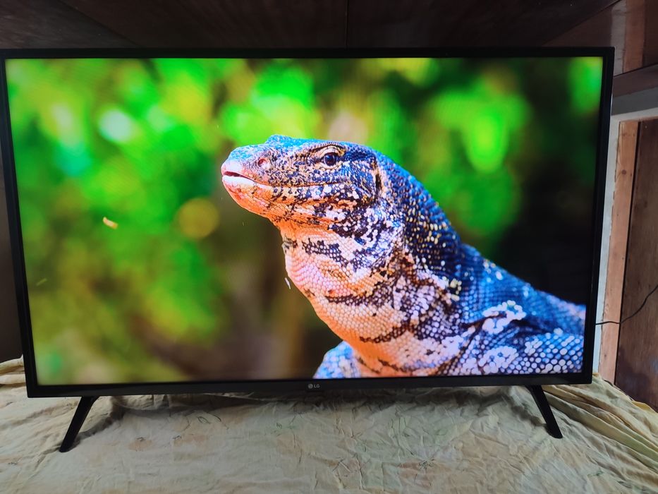 Телевизор LG 43Lm6300PLA SmartTV с подвесом на стену.