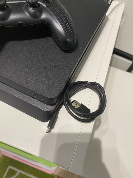 Konsola ps 4 i jeden pad