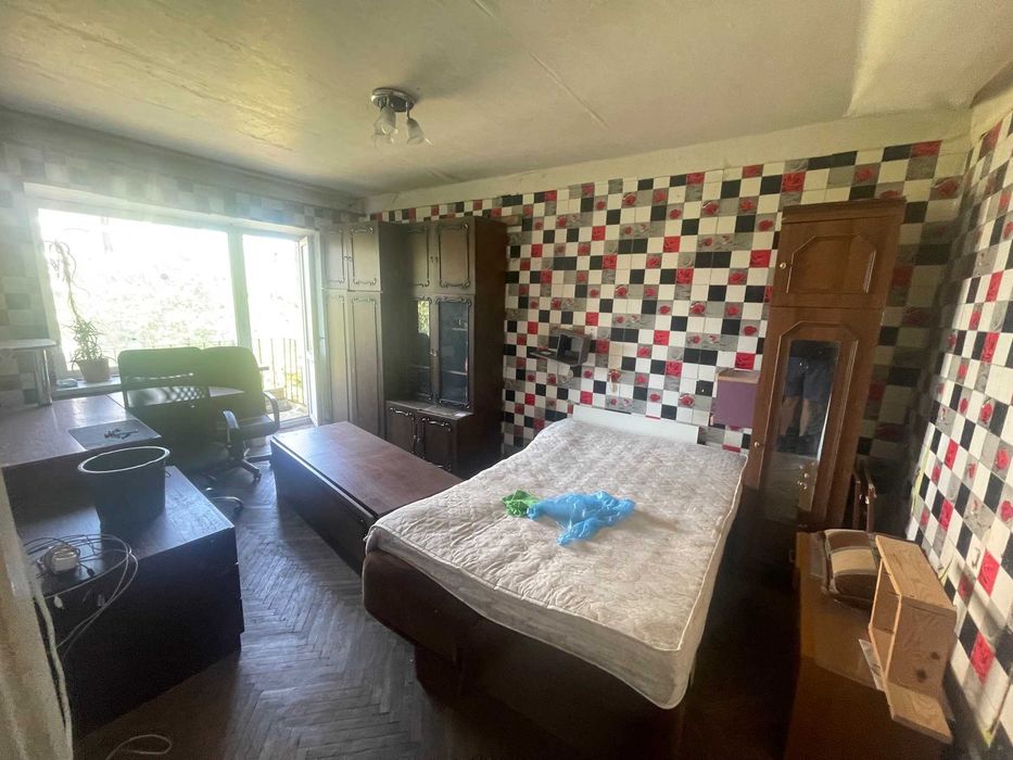 Продам 1к не гостінка Волинська 15