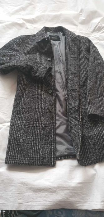 Elegancki płaszcz męski w kratę.