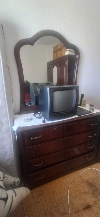 Móveis de quarto em bom estado.
