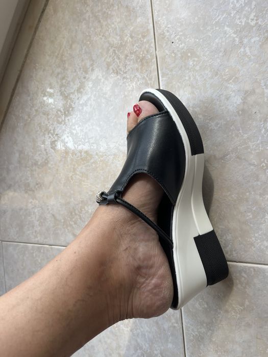 Sandalias novas em preto e branco
