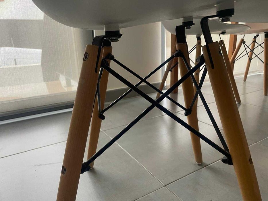 Vendo Conjunto de mesa e 5 cadeiras – estilo moderno e funcional