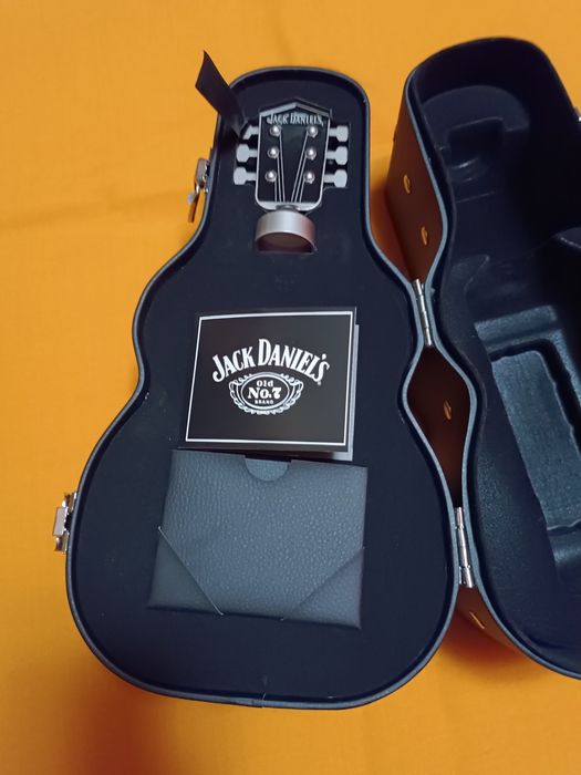 Кейс Jack Daniel's с крышкой в виде гитары.