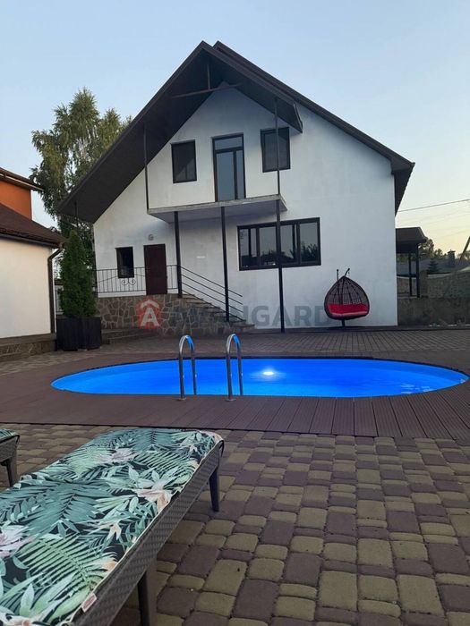 Продам дом 200 м2 с бассейном и баней в начале Обуховки.