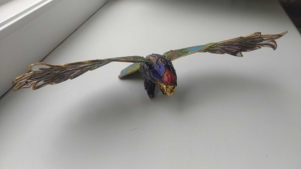 Фигурки орлов из латуни и дерева.