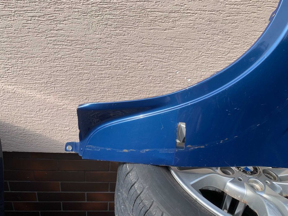 Bmw x5 e53 błotnik przód topas blau 364/5 lewy + znaczek 4.4i