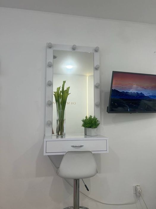 Дзеркало з підсвіткою для макіяжу