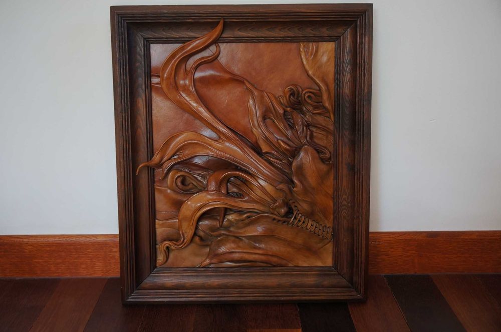 Obraz ze skóry w drewnianej ramie.