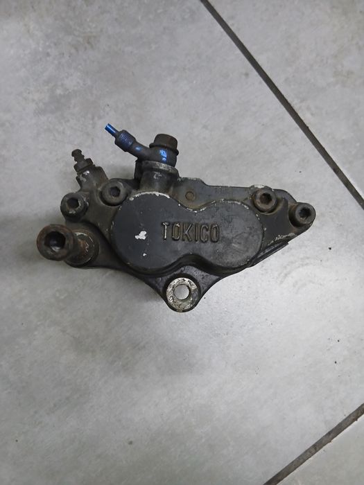 Zacisk hamulcowy lewy przód Suzuki GSR 600