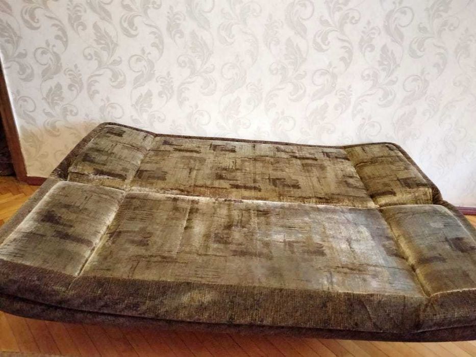 Диван в доброму стані