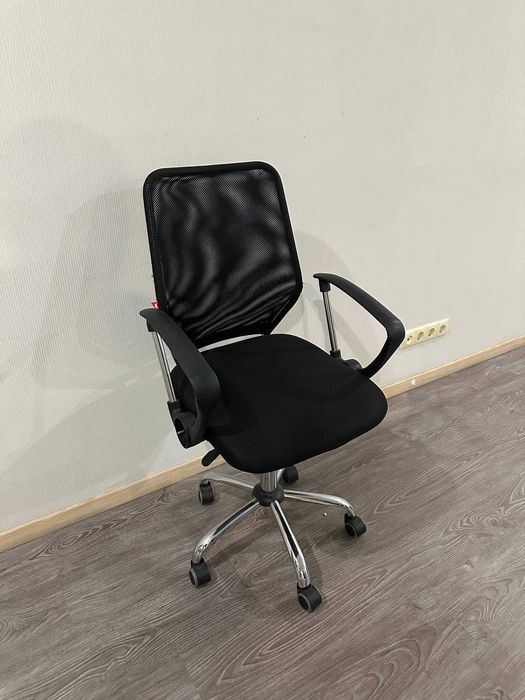 Крісло офісне АКЛАС Тета CH PR в гарному стані. Маю 2шт. м. Шулявська