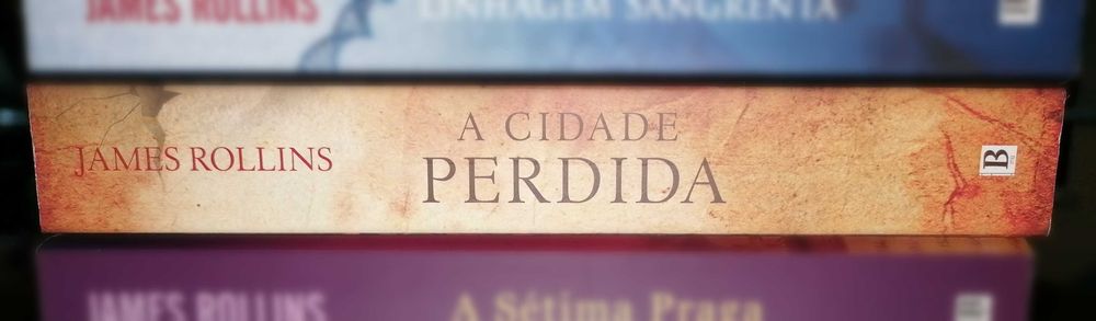 A Cidade Perdida de James Rollins, em bom estado e sem dano.