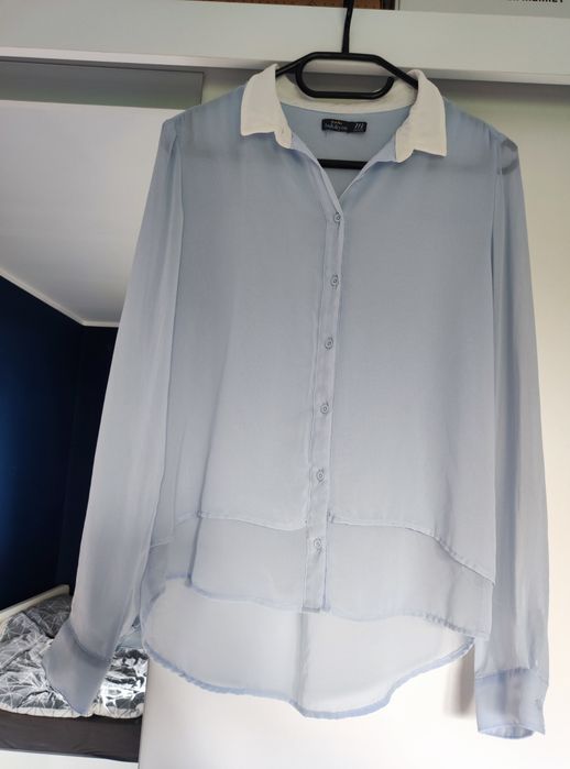 Niebieska damska elegancka koszula z białym kołnierzem Bershka S/M