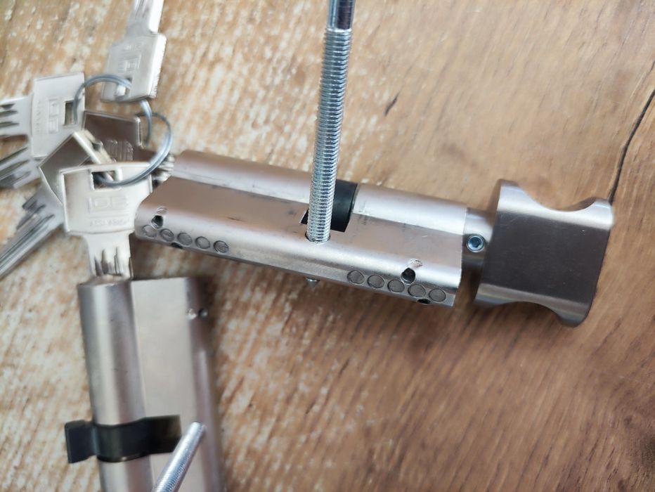 LOB assa abloy 2 wkładki - jeden klucz (6 kluczy)