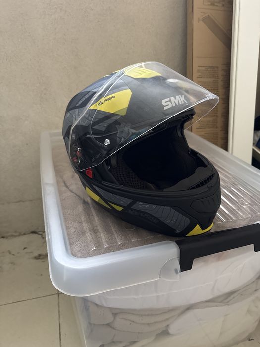 Capacete usado uma vez com caixa