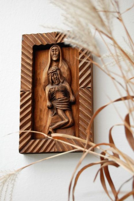 Pieta, płaskorzeźba ludowa, drewniana, Cepelia PRL, 1980 r.