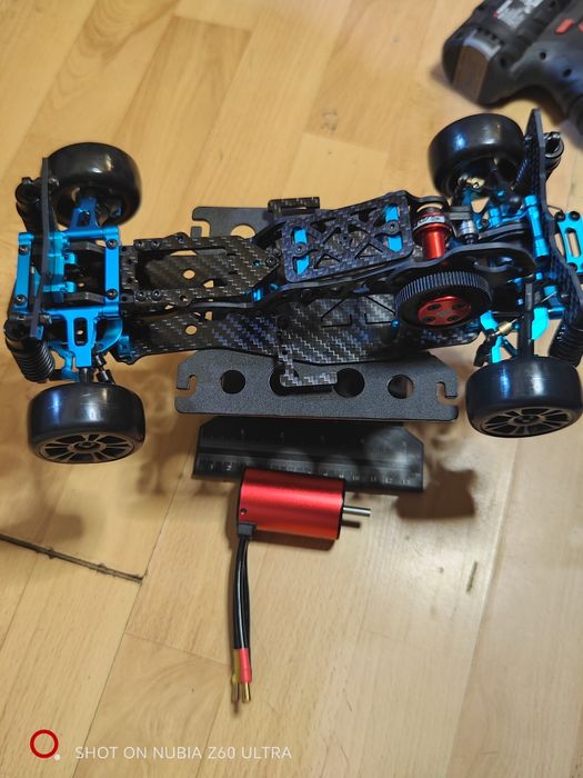 Podwozie RC do driftu z Carbonu 1/10