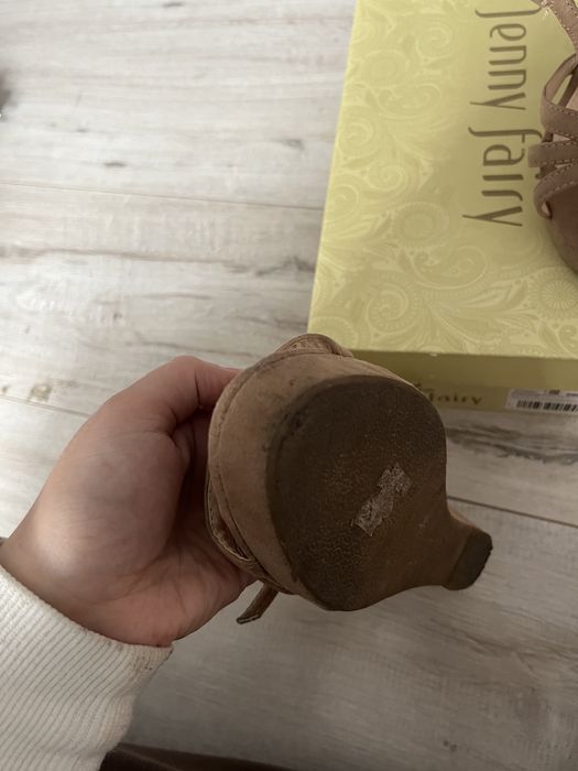 Beżowe sandałki na koturnie