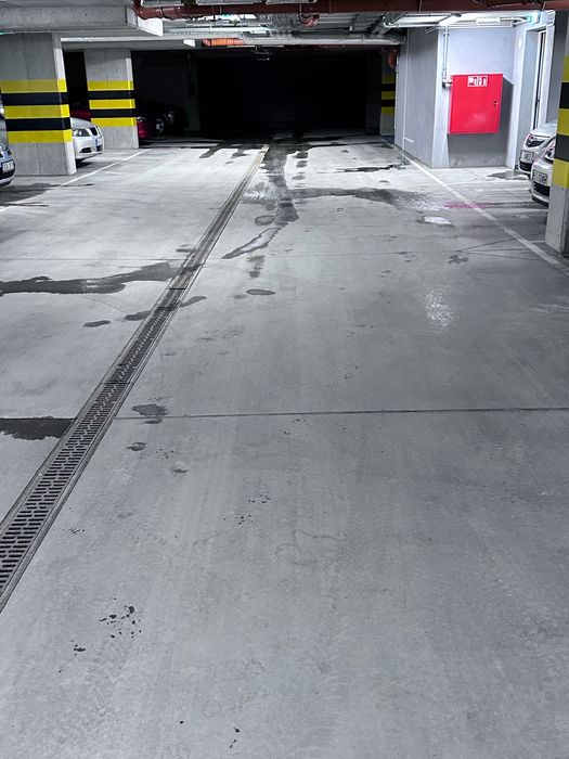 Bezpieczne Miejsce postojowe w hali garażowej