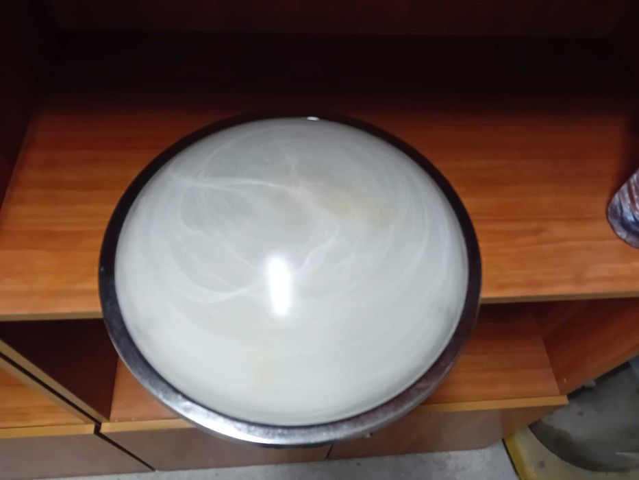 Candeeiro de teto em vidro fosco e aro cromado