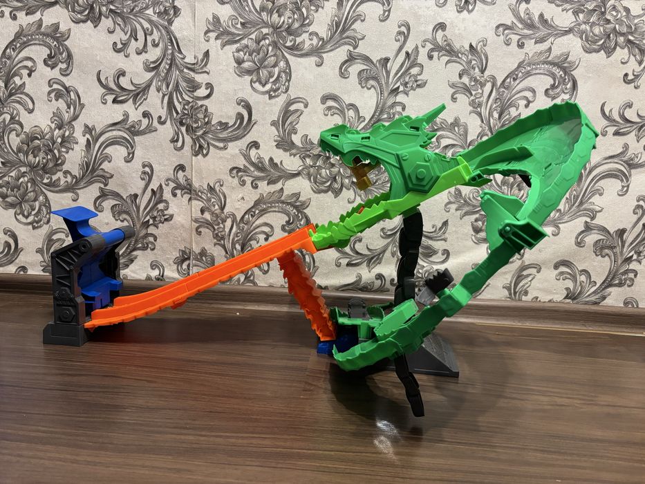 Трек  Hot Wheels «Атака вогняного дракона»