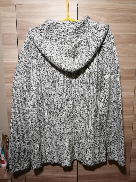Sweter z kapturem szaro-biały