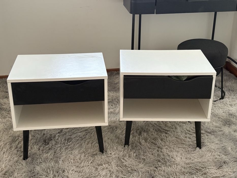 Mesas cabeceira preto e branco
