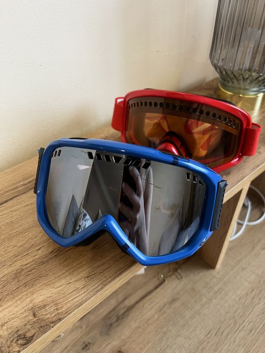 Лижна куртка, штани та окуляри.