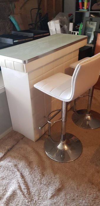 NOVO: Móvel de Bar com 2 Bancos Rotativos