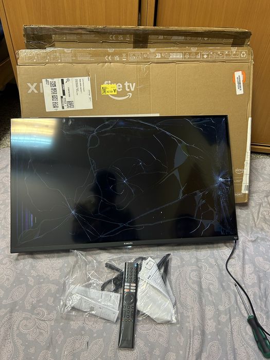 7 telewizorów Smart TV z uszkodzonymi ekranami