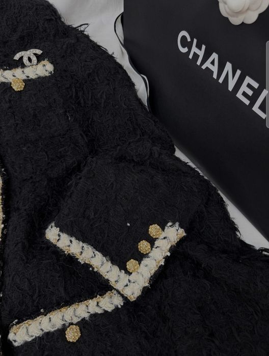 Chanel ażurowy kardigan z kryształowym zapięciem