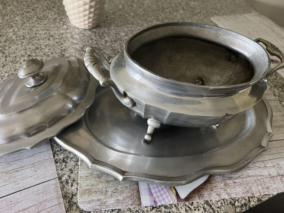 Terrina em estanho com tampa e travessa incluidas