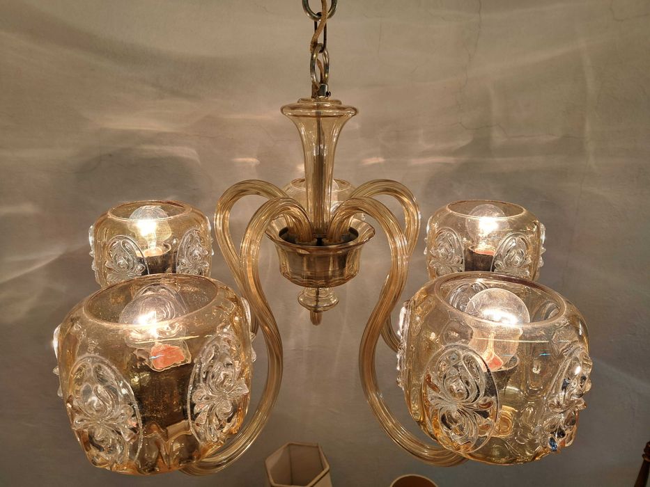 Żyrandol szklane ramiona klosze jak Murano szkło opalizujące