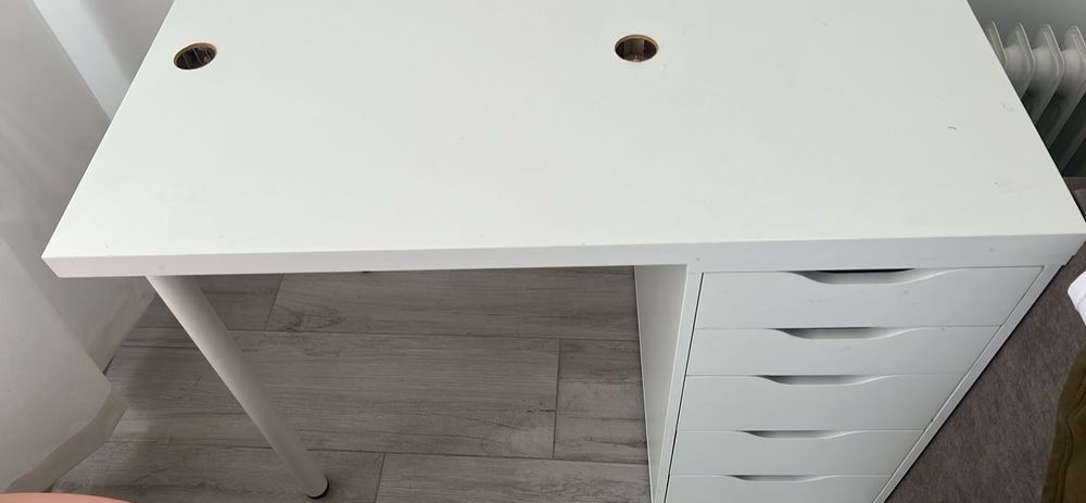 Mesa de estética com arrumes.