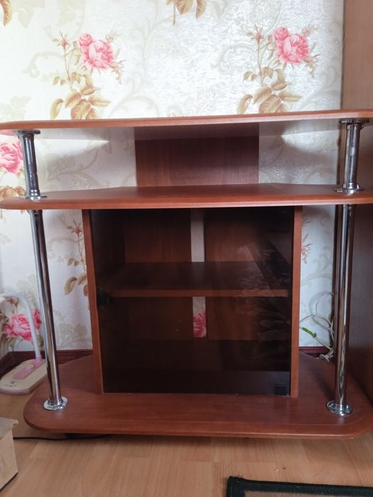 Тумба під телевізор чи комп'ютер