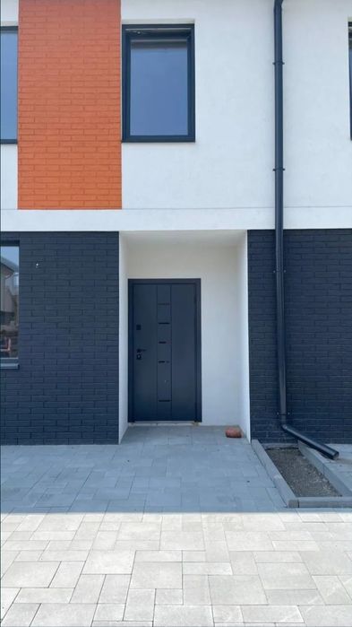 С Ремонтом и кухней новый таун 4спальни/+ студия