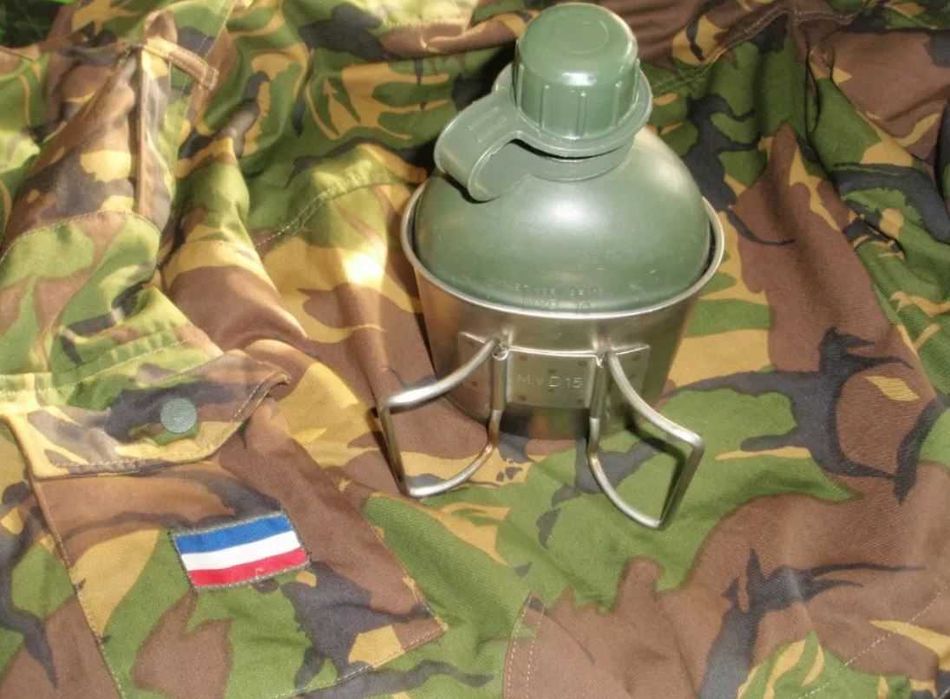 Manierka Wojskowa Armia Holandia z Kubkiem ze Stali Nierdzewnej