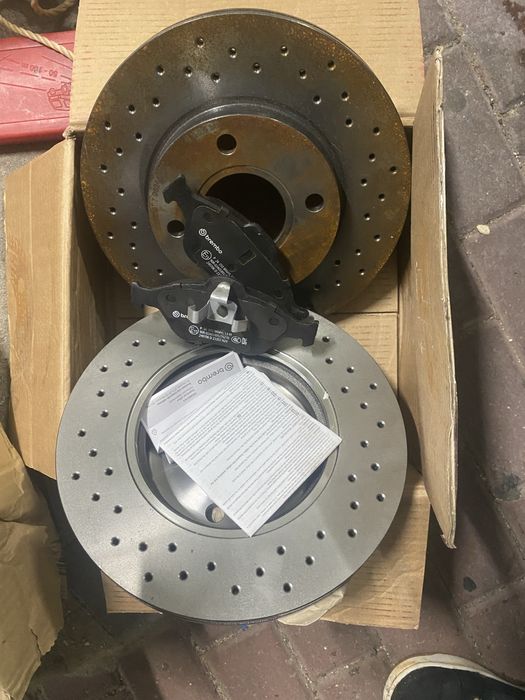 Kit Brembo 258mm discos e pastilhas ventilados e perfurados