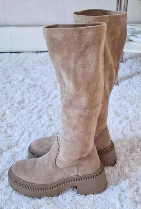 Kozaki zamszowe na platformie "Born2be".