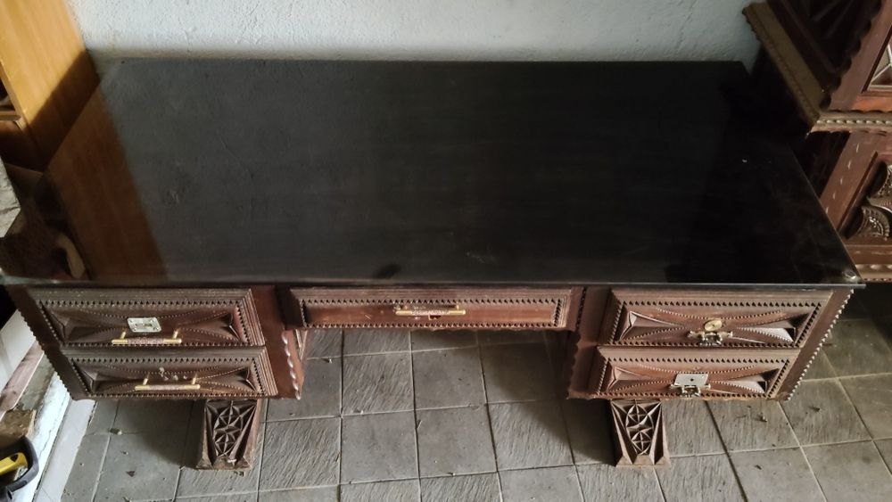 Moveis Antigos - Cristaleira e Mesa de escritório