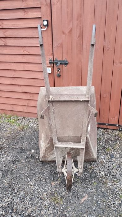 Zabytkowe taczki metalowe