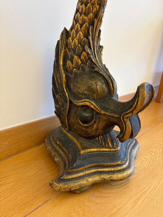 Mesa de apoio antiga, peixe, madeira dourada